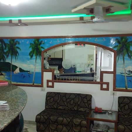 Hotel Decent Surat Exterior foto
