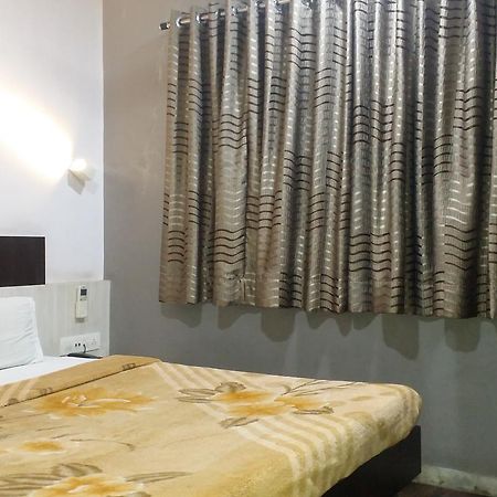 Hotel Decent Surat Exterior foto