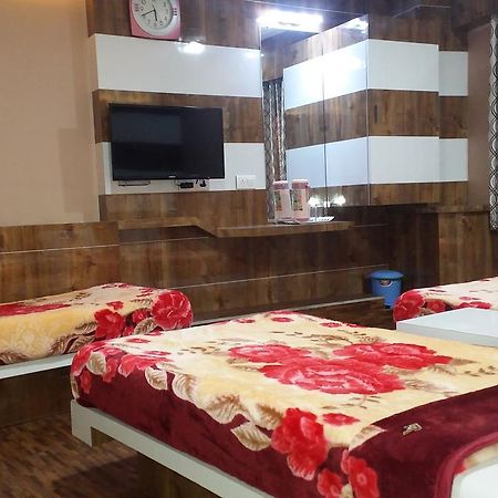 Hotel Decent Surat Exterior foto
