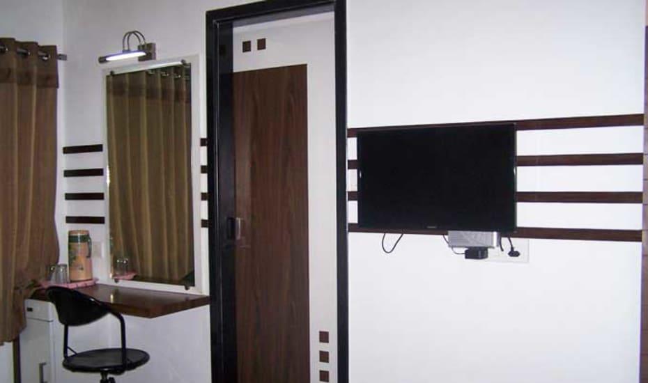 Hotel Decent Surat Exterior foto