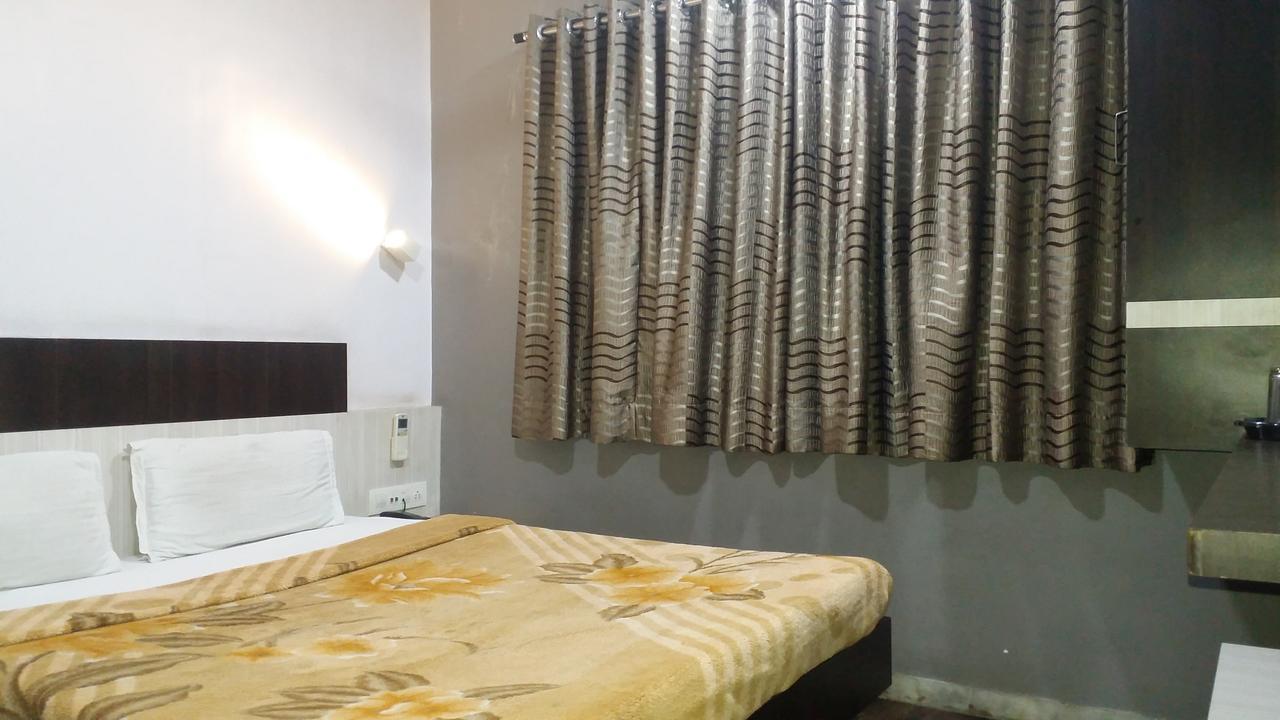 Hotel Decent Surat Exterior foto