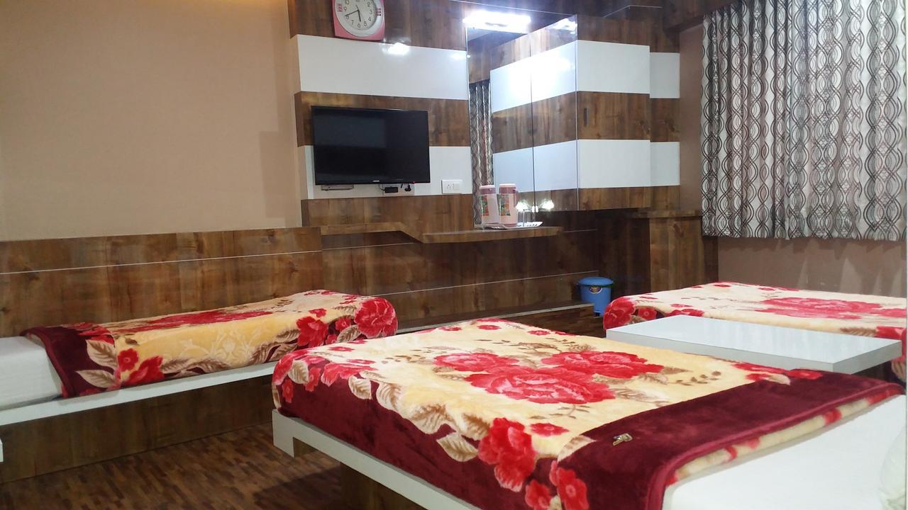 Hotel Decent Surat Exterior foto