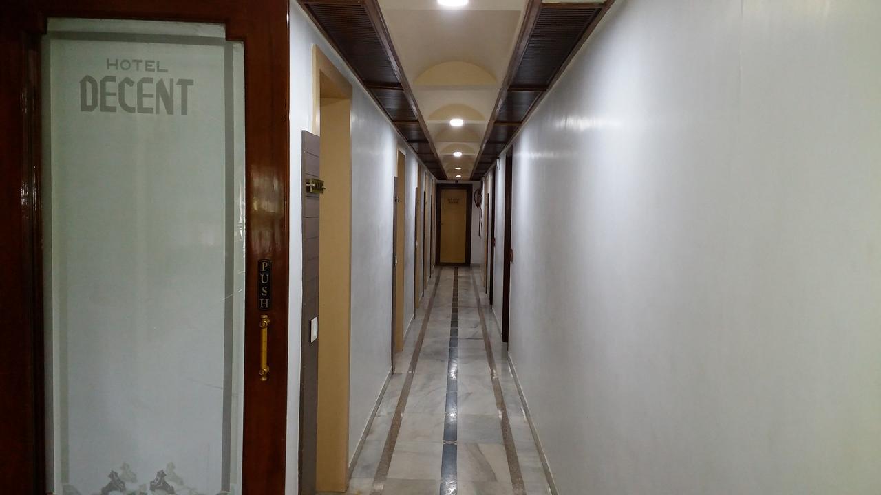 Hotel Decent Surat Exterior foto