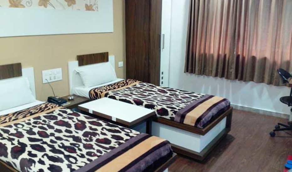 Hotel Decent Surat Exterior foto