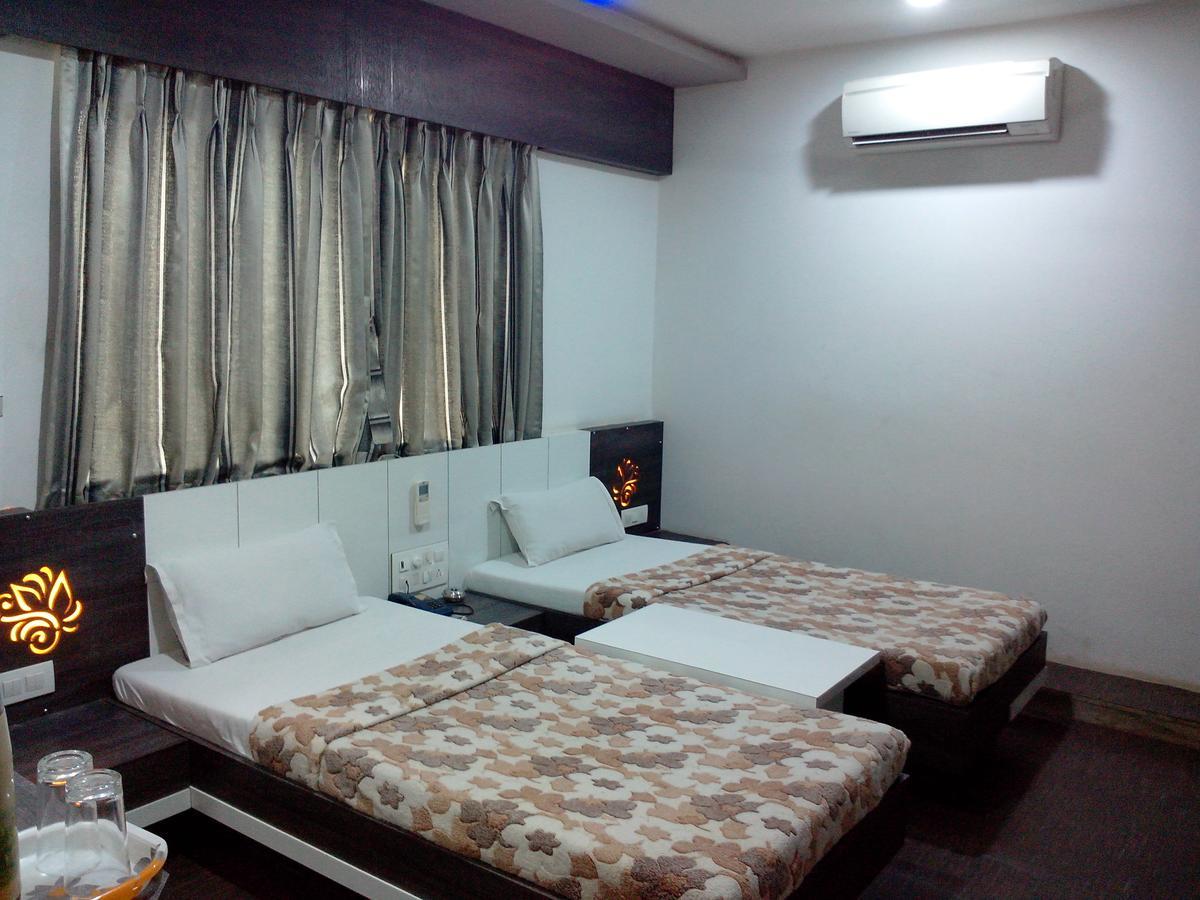 Hotel Decent Surat Exterior foto
