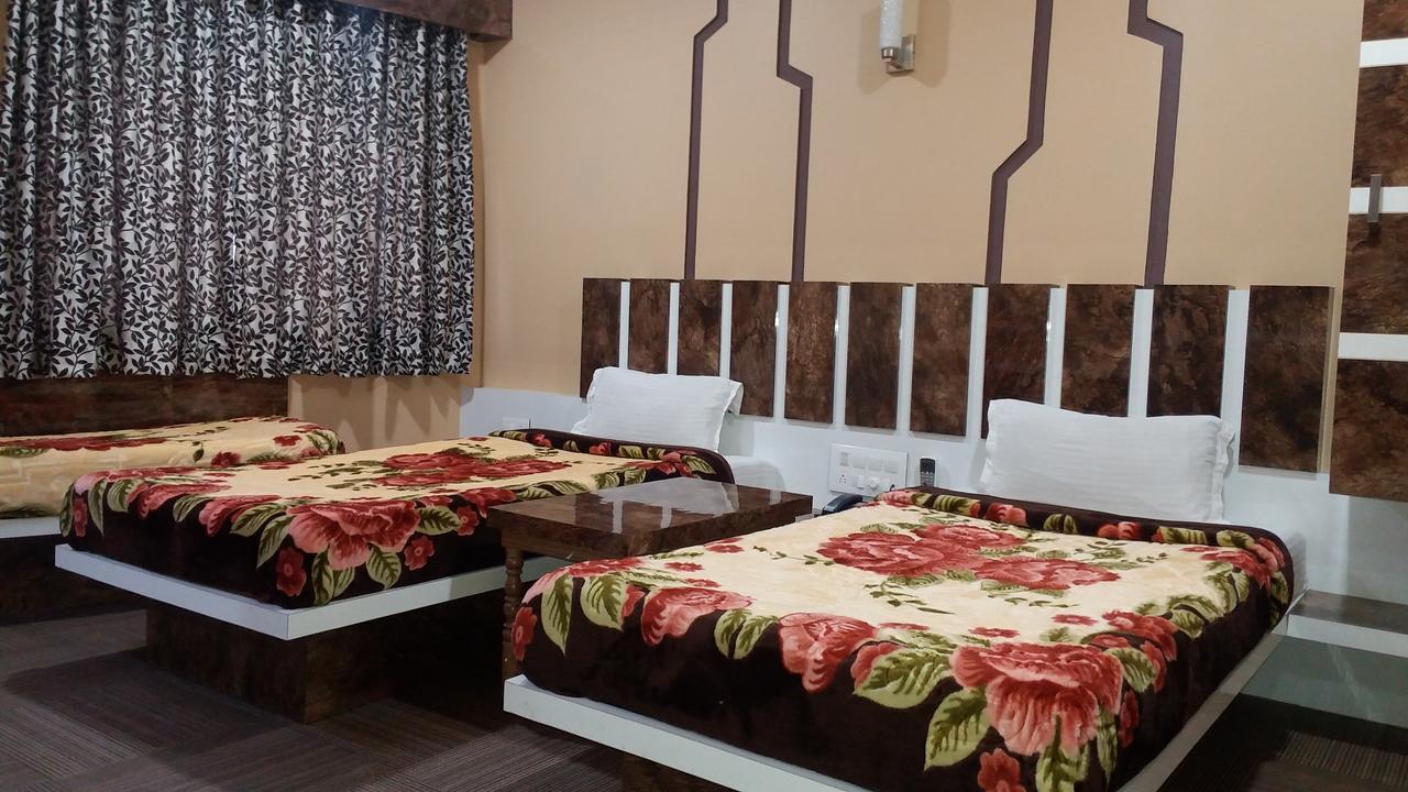 Hotel Decent Surat Exterior foto